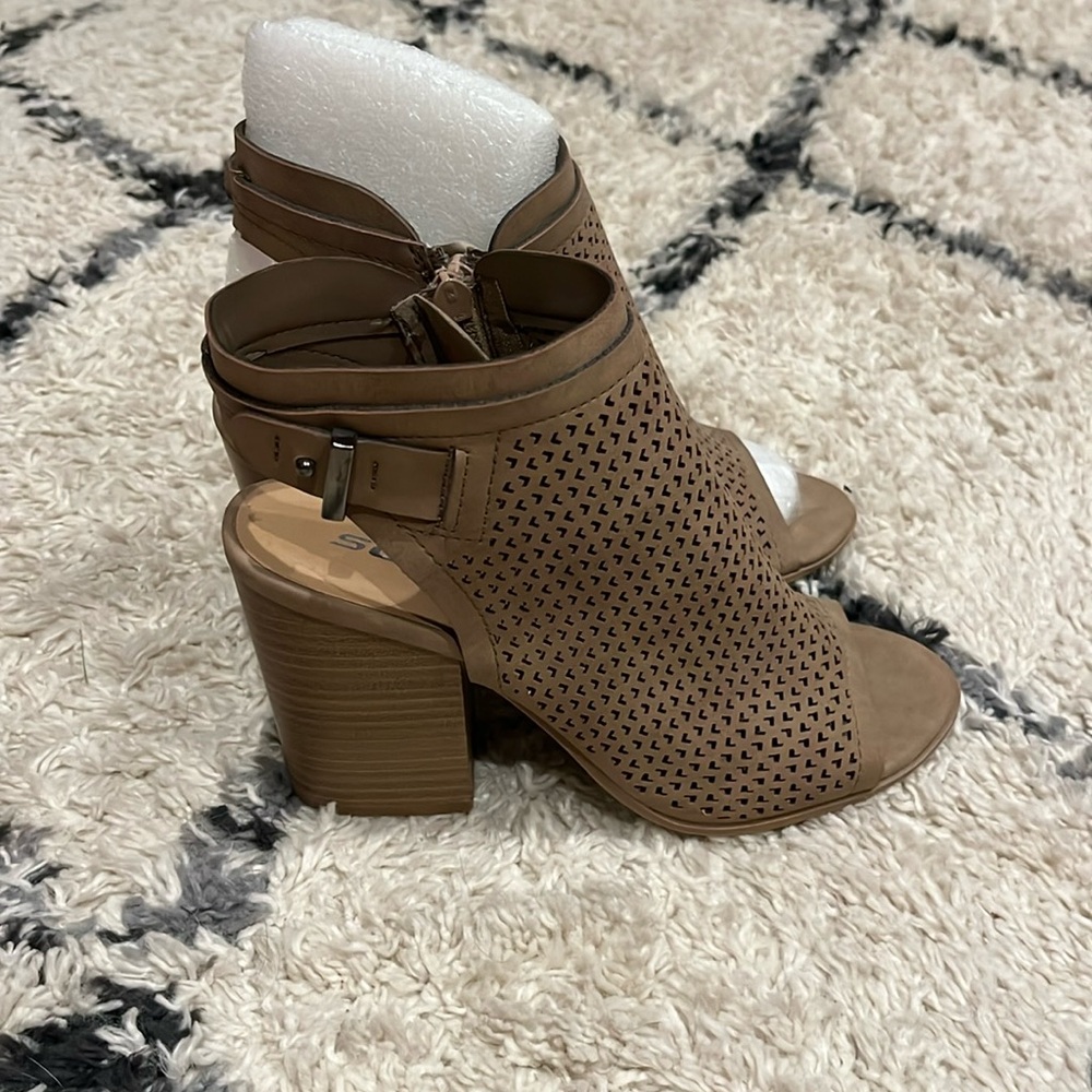 Women’s peep toe block style heels, new, never worn